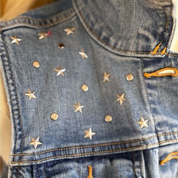 💥 Levi’s Star Studded Denim Trucker Vest 💥
✨All-American Classic sz Medium EUC - Picture 3 of 11